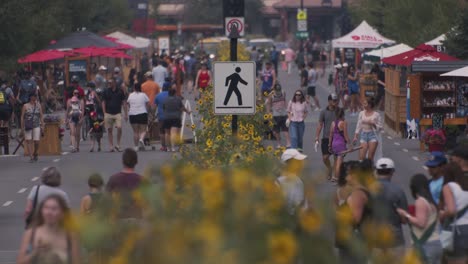 Una-Concurrida-Zona-Peatonal-En-El-Centro-De-Banff