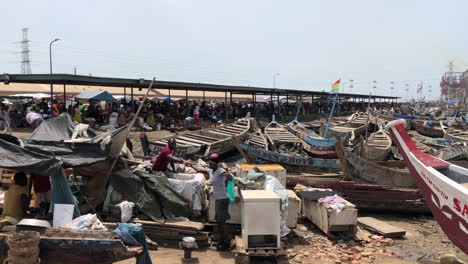 Canoas-De-Madera-Con-El-Mercado-De-Pescado-Al-Fondo,-África