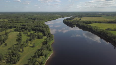 Toma-De-Drones-Del-Río-Lluvioso,-Frontera-De-Minnesota,-EE.UU.-Con-Canadá