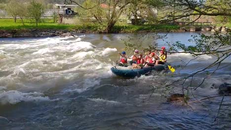 Gruppe-Von-Freunden-Rafting-Im-Wilden-Fluss,-Teamarbeit-Szene,-Schwenken