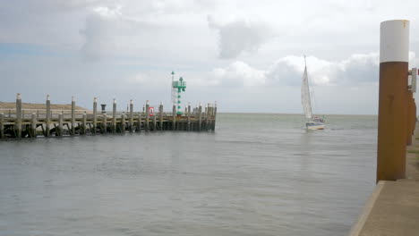 Ein-Segelboot-Läuft-Unter-Segeln-In-Den-Hafen-Von-Texel-Ein