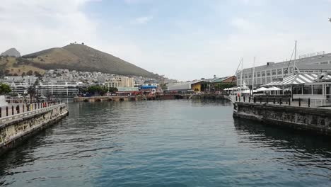 Un-Día-Tranquilo-En-El-Popular-Destino-Turístico-Y-De-Viajes-Frente-Al-Mar-En-Ciudad-Del-Cabo,-Sudáfrica