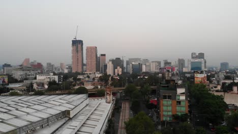 Dolly-De-Vuelta-Ciudad-De-México-A-Las-Vías-Del-Tren.