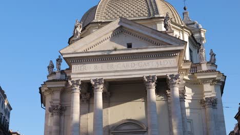 Schwenk-Up-Shooting-Für-Die-Künstlerkirche-Auf-Dem-Volksplatz-In-Rom