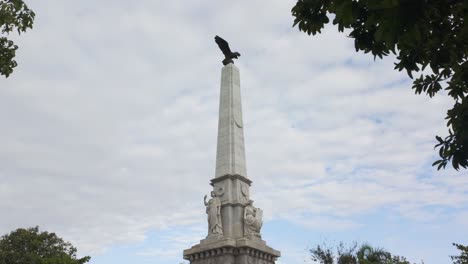 Obelisk-Im-Centenario-Park,-Umgeben-Von-Grün-Und-Bewölktem-Himmel-In-Cartagena