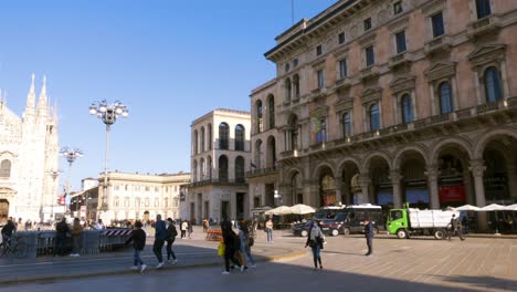 Milán,-Italia---03-De-Mayo-De-2021:-Multitud-De-Turistas-En-La-Plaza-Frente-Al-Duomo-De-Milán,-Italia,-Muchas-Personas-Con-Máscaras-Para-Protegerse-De-La-Infección-Por-Covid-19,-Pandemia,-Virus