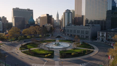 Vista-Aérea-Por-Drones-De-Las-Calles-Vacías-De-Filadelfia-Cerca-De-La-Plaza-Logan-Y-El-Ayuntamiento-Durante-El-Cierre-Del-Coronavirus-Covid-19,-Lo-Que-Provocó-Un-Refugio-En-El-Lugar-Mientras-La-Gente-Se-Queda-En-Casa