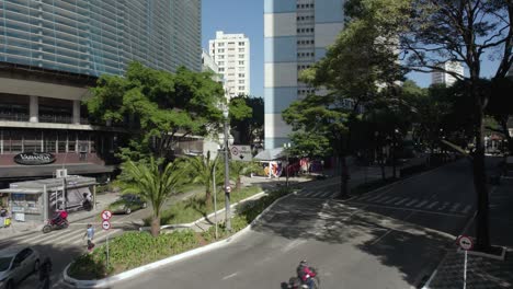 Traffic-in-front-of-Edifício-Copan-building,-in-Republica,-Sao-Paulo,-Brazil---Static,-drone-shot