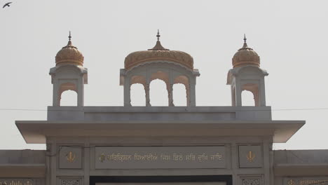 Eine-Nahaufnahme-Der-Spitze-Des-Gurudwara-Tempels