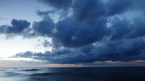 Lapso-De-Tiempo-Del-Cielo-Después-Del-Atardecer-Con-Nubes-De-Lluvia-Azul-Oscuro-Moviéndose-Sobre-El-Paisaje-Marino