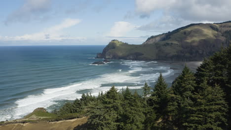 Plano-Amplio-Del-Hermoso-Paisaje-Costero-Y-El-Océano-En-La-Región-Del-Pulgar-De-Dios,-Costa-De-Oregon,-EE.UU.