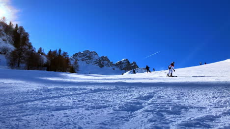 Tiefansicht-Eines-Alpinen-Skifahrers,-Der-Den-Berg-Hinunterfährt