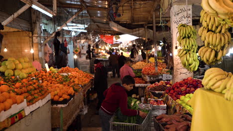 Un-Niño-Con-Suéter-Rojo-Del-Mercado-Pone-Verduras-En-La-Bolsa