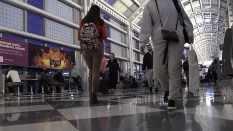 Crowds-walking-down-a-terminal-in-O'Hare-International-Airport-in-Chicago-on-Dec-26th,-one-of-the-busiest-days