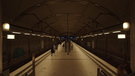 Vista-Panorámica-De-Personas-Que-Usan-Máscaras-Faciales,-Caminando-Y-De-Pie-En-La-Estación-Subterránea-De-Metro-Frankfurt,-Alemania,-Pandemia-De-Covid-19,-Estática