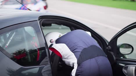 Piloto-De-Carreras-Preparándose-Para-La-Carrera-De-Autos