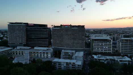 Aerial-shot-of-Brisbane,-Emporium-Hotel,-camera-slowly-flying-towards-the-buildings-rooftop-pool-and-bar