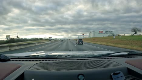 POV---Fahrt-Auf-Der-Interstate-37-An-Einem-Bewölkten-Tag