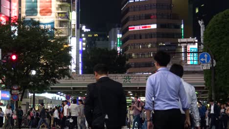 Miles-De-Personas-Cruzan-El-Famoso-Cruce-De-Shibuya-En-Tokio-Japón