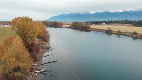 Pintoresco-Lago-De-Cabeza-Plana-En-Kalispell-Montana-Aérea