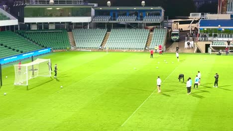 Olivier-Giroud-Marca-El-Gol-Del-Club-De-Fútbol-Ac-Milan-En-Un-Entrenamiento-En-El-Hbf-Park