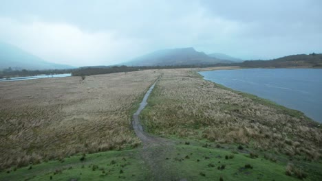 Vista-A-Través-De-Las-Ventanas-Desde-Las-Ruinas-Del-Castillo-De-Kilchurn-A-Lo-Largo-De-Loch-Awe,-Argyll-And-Bute,-Escocia