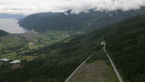 Toma-Panorámica-De-Un-Dron-Que-Muestra-La-Carretera-Rv13-Que-Conduce-A-Vikøyri-En-Vik-I-Sogn,-Noruega