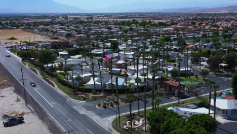 Bandera-Americana-Ondeando-Con-Orgullo-En-El-Barrio-Indio-De-Coachella,-Antena-De-California