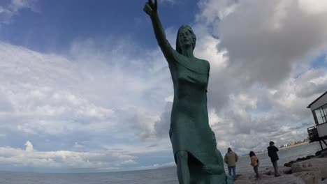 Monument-to-the-Sailors'-Wives-in-Rimini,-Italy