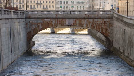 Alte-Steinbrücke-Norrbron-über-Den-Kanal-In-Der-Stadt-Stockholm,-Statische-Ansicht