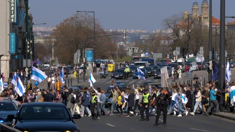 Tausende-Russen-Protestieren-In-Prag-Gegen-Den-Krieg-In-Der-Ukraine