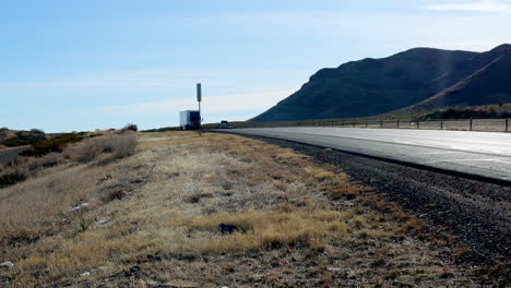 Camión-Con-Remolque-Blanco-Que-Transporta-Productos-Por-El-Suroeste-De-Texas