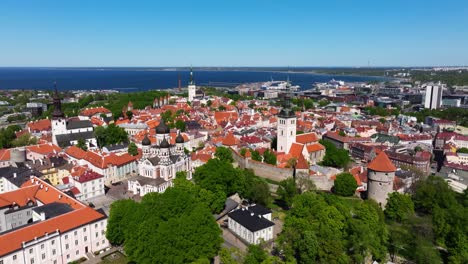 Altstadt-Von-Tallinn-–-Luftaufnahme-Eines-Booms-Zeigt-Die-Estnische-Hauptstadt