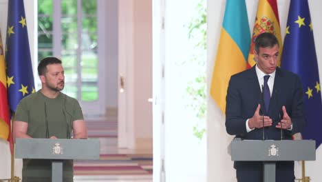 El-Presidente-Ucraniano,-Volodymyr-Zelensky,-Ofrece-Una-Conferencia-De-Prensa-En-El-Palacio-De-La-Moncloa,-Madrid,-Para-Discutir-Un-Acuerdo-Militar.