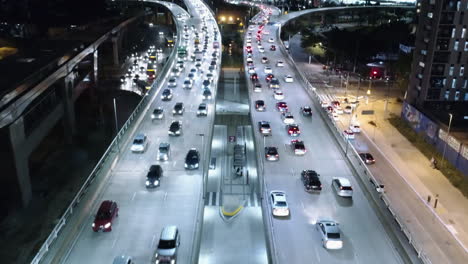 Vista-Aérea-Del-Puente-Estaiada-Y-El-Tráfico,-Por-La-Noche,-Sao-Paulo,-Brasil.