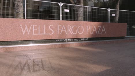 Zeichen-Der-Wells-Fargo-Plaza-In-Der-Innenstadt-Von-Houston