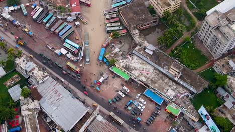 Belebte-Straßen-In-Der-Nähe-Der-Bushaltestelle-Rupatoli-Mit-Umgebung-Der-Slums-In-Der-Stadt-Barisal,-Bangladesch,-Asien