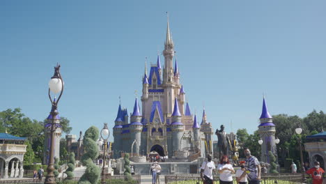 Das-Berühmte-Cinderella-Schloss-Im-Magic-Kingdom-Im-Walt-Disney-World-In-Orlando,-Florida