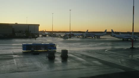 24.-Januar-2020:-Finnair-Flugzeuge-Und--Lastwagen-Rollen-Bei-Sonnenuntergang,-Flughafen-Helsinki