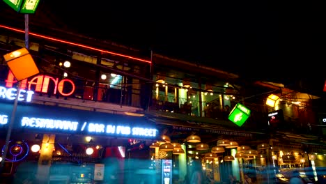 Lapso-De-Tiempo-En-Movimiento-De-La-Vida-Nocturna-Ocupada,-Vívida-Y-Animada-En-Pub-Street,-Siem-Reap,-Camboya,-Mostrando-Gente,-Luces,-Hombres,-Mujeres,-Pubs,-Discotecas,-Cafés-Y-La-Rápida-Vida-De-La-Ciudad.