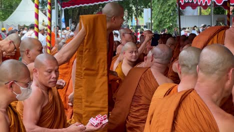 Buddhistische-Mönche-Alle-In-Ihren-Orangefarbenen-Kasaya-Gekleidet-Während-Des-Vesak-Tages-Im-Tempel