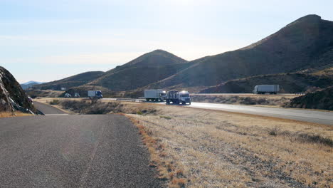 Tres-Camiones-Con-Remolque-Que-Transportan-Productos-A-Través-Del-Suroeste-De-Texas.