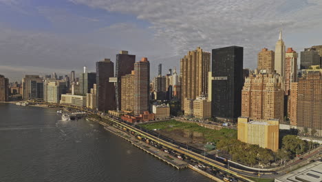 Nyc-Nueva-York-Antena-V395-Drone-Sobrevuelo-Del-Río-Este-A-Través-De-Los-Vecindarios-De-Murray-Hill-Y-Kips-Bay-Capturando-El-Paisaje-Urbano-Del-Centro-Y-El-Bajo-Manhattan-Al-Amanecer---Filmado-Con-Mavic-3-Pro-Cine---Septiembre-De-2023