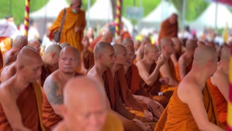 Buddhistische-Mönche,-Alle-In-Ihren-Orangefarbenen-Kasaya-Gekleidet,-Sitzen-Im-Tempel