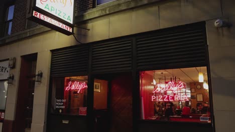 Restaurante-De-Pizza-Sally&#39;s-En-New-Haven-Connecticut-Por-La-Noche-Con-Vídeo-Inclinado-Hacia-Abajo-En-Cámara-Lenta