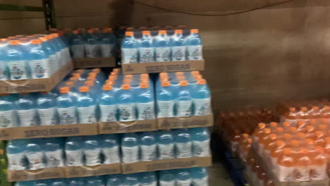 Productos-Gatorade-En-Un-Almacén,-Bebidas-De-Diferentes-Colores-Almacenadas,-4k.