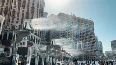 Se-Instalan-Ventiladores-De-Niebla-Gigantes-En-Las-Plazas-De-Masjid-Al-Haram-En-La-Meca,-Arabia-Saudita