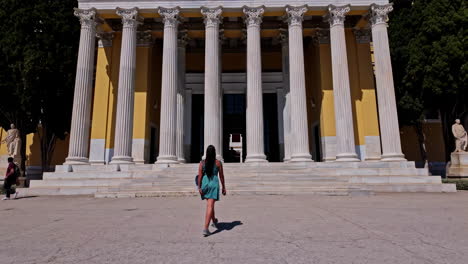 Mujer-Hermosa-Y-Segura-Entrando-En-La-Sala-Zappeion-En-Atenas,-Vista-Posterior