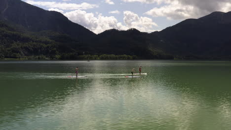 Stand-Up-Paddeln-Auf-Dem-Kochelsee-Bei-München,-Deutschland-Am-Rande-Der-Bayerischen-Alpen