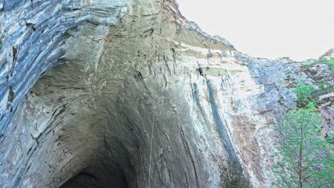 Bungee-Jumper-Hüpft-Hilflos-Kopfüber-Unter-Dem-Eingang-Einer-Riesigen-Höhle